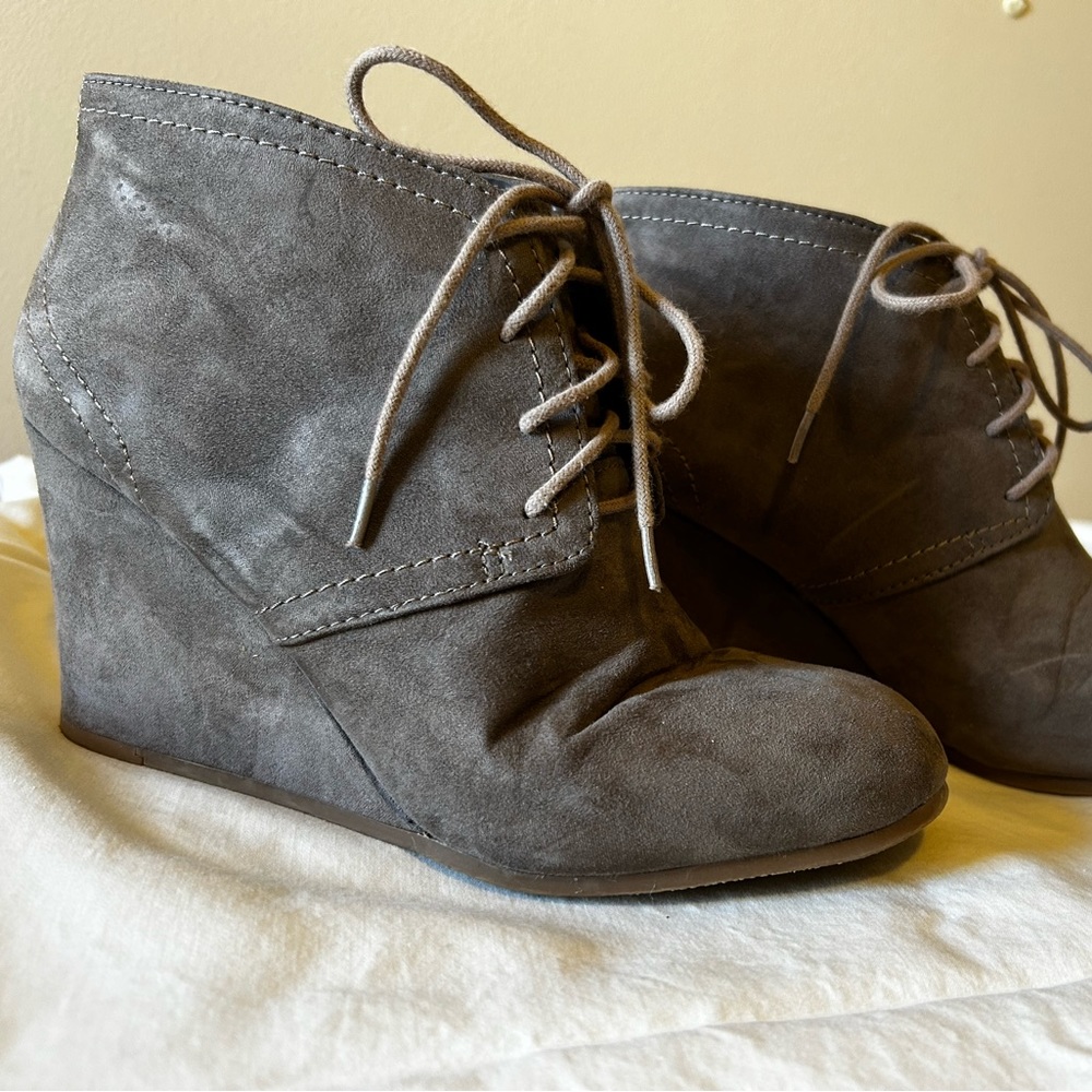 Women’s size 9 wedge heel boots/booties